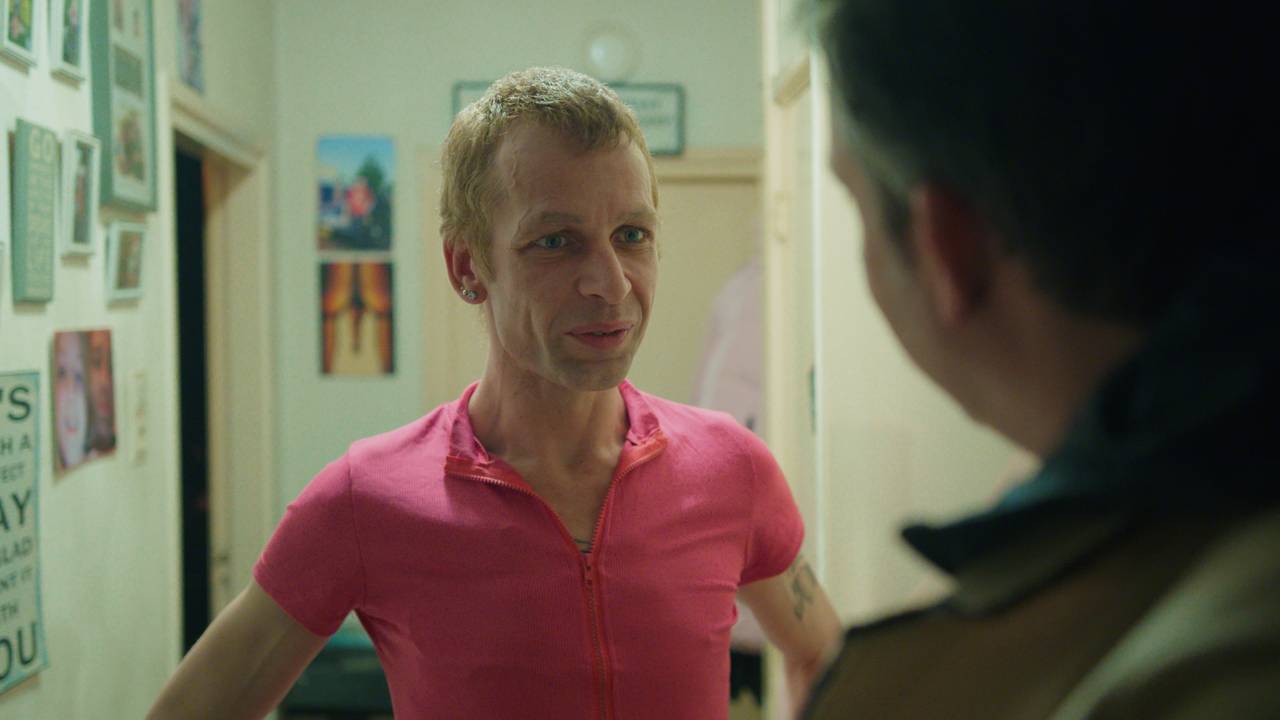 Als de avond valt, staat de telefoon van gigolo Emil roodgloeiend.