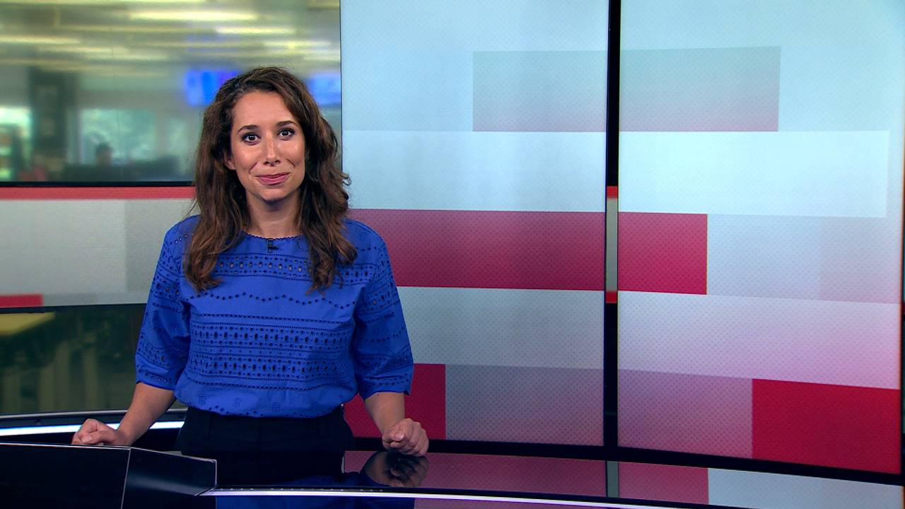 Saïda Maggé zoals we haar kennen, achter de NOS-desk. Foto: NOS