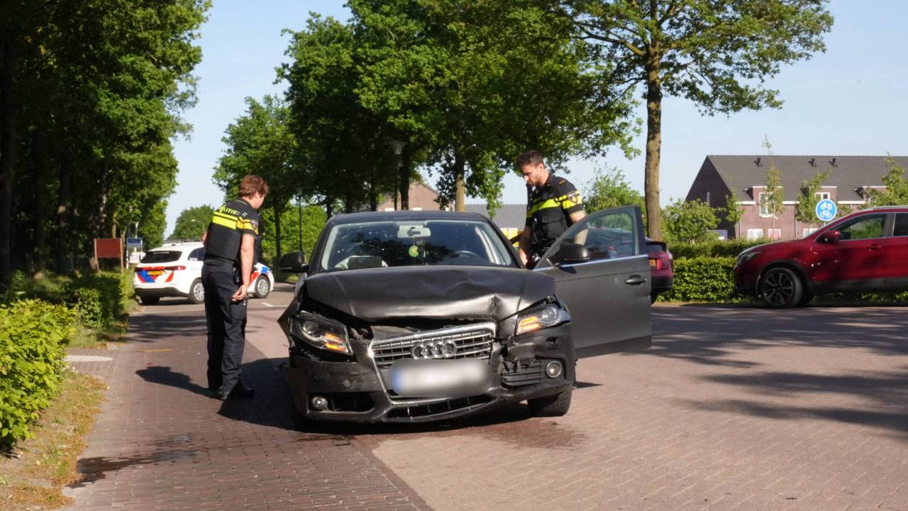 Eén van de auto's die bij de botsing betrokken waren (foto: Harrie Grijseels/Persbureau Heitink).