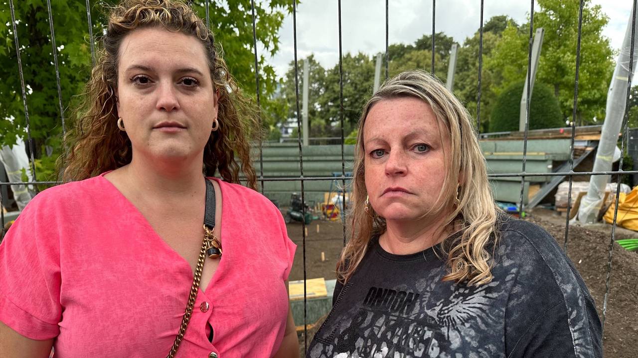 Betty Damen en Janny van Wanrooy voor het in aanbouw zijnde kunstwerk Adore.