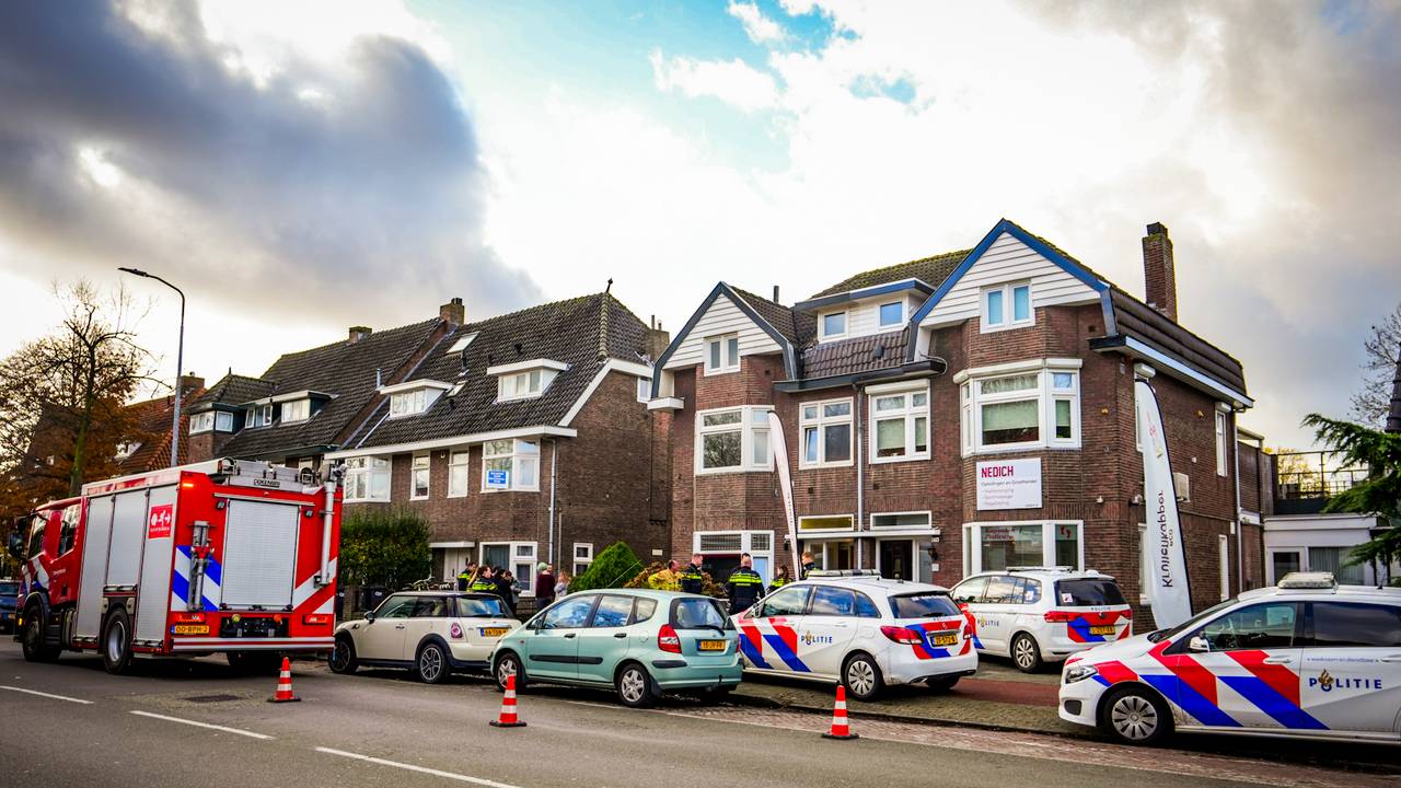 Politie en brandweer bij het huis aan de Leenderweg (foto: Toby de Kort/SQ Vision).