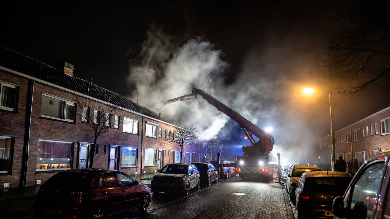 De brand en het blussen trok veel bekijks (foto: Jack Brekelmans/SQ Vision).