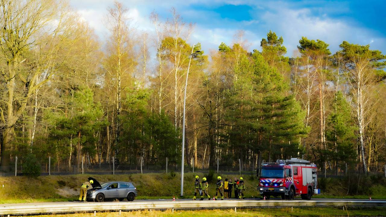 Tijdens de klus van de brandweer was de weg afgesloten (foto: Erik Haverhals/SQ Vision).