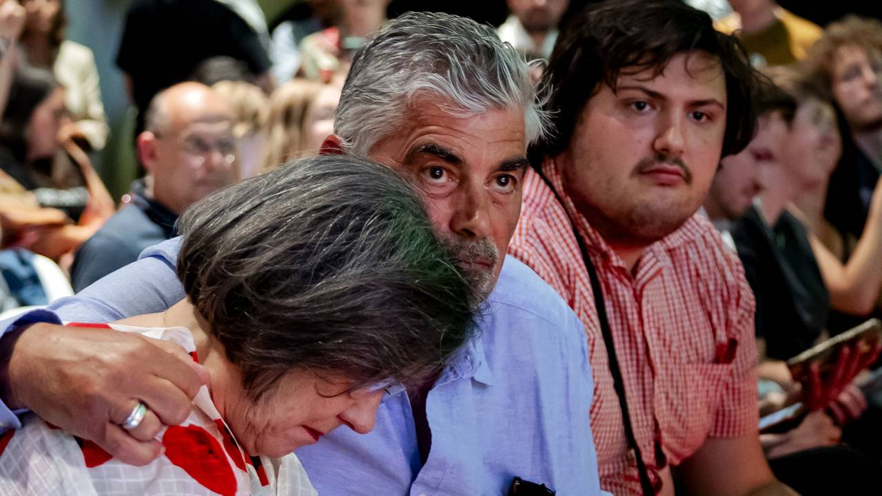 Gerdi Verbeet wordt ondersteund tijdens het partijcongres van GroenLinks-PvdA door Rob Oudkerk (foto: ANP).