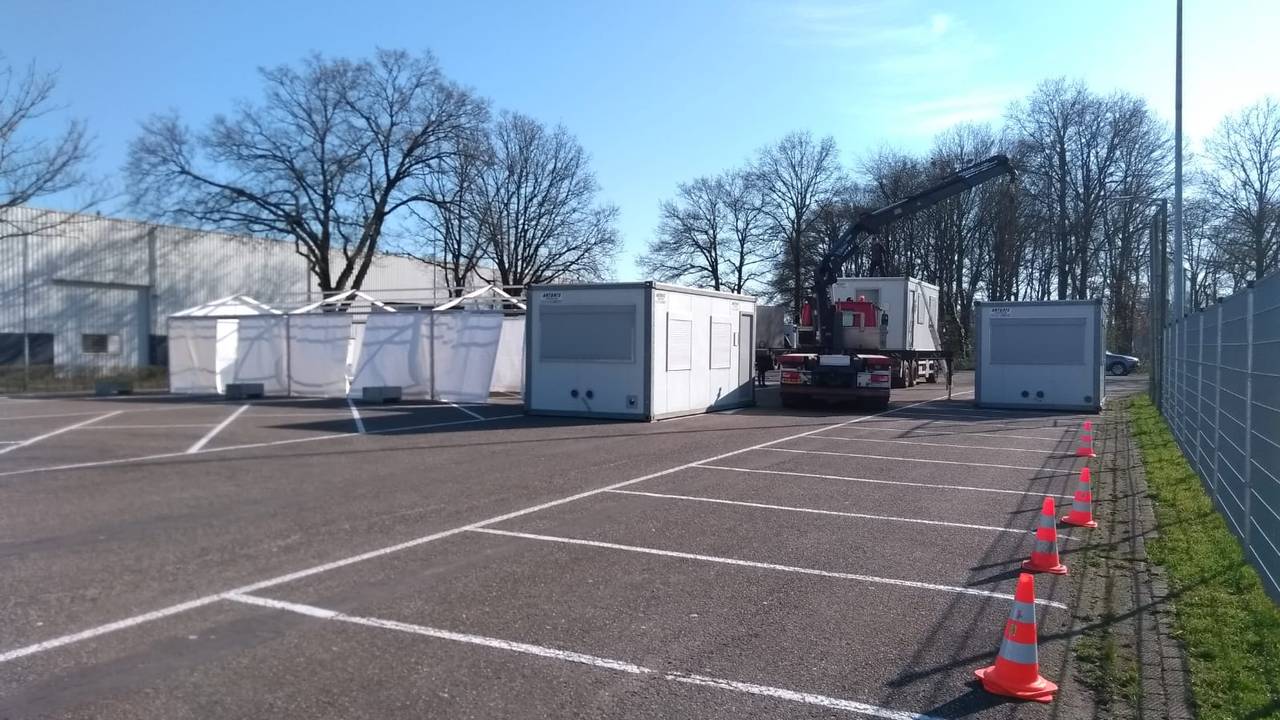De huisartsenstraat wordt opgebouwd. (Foto: Tijmen Moelker)