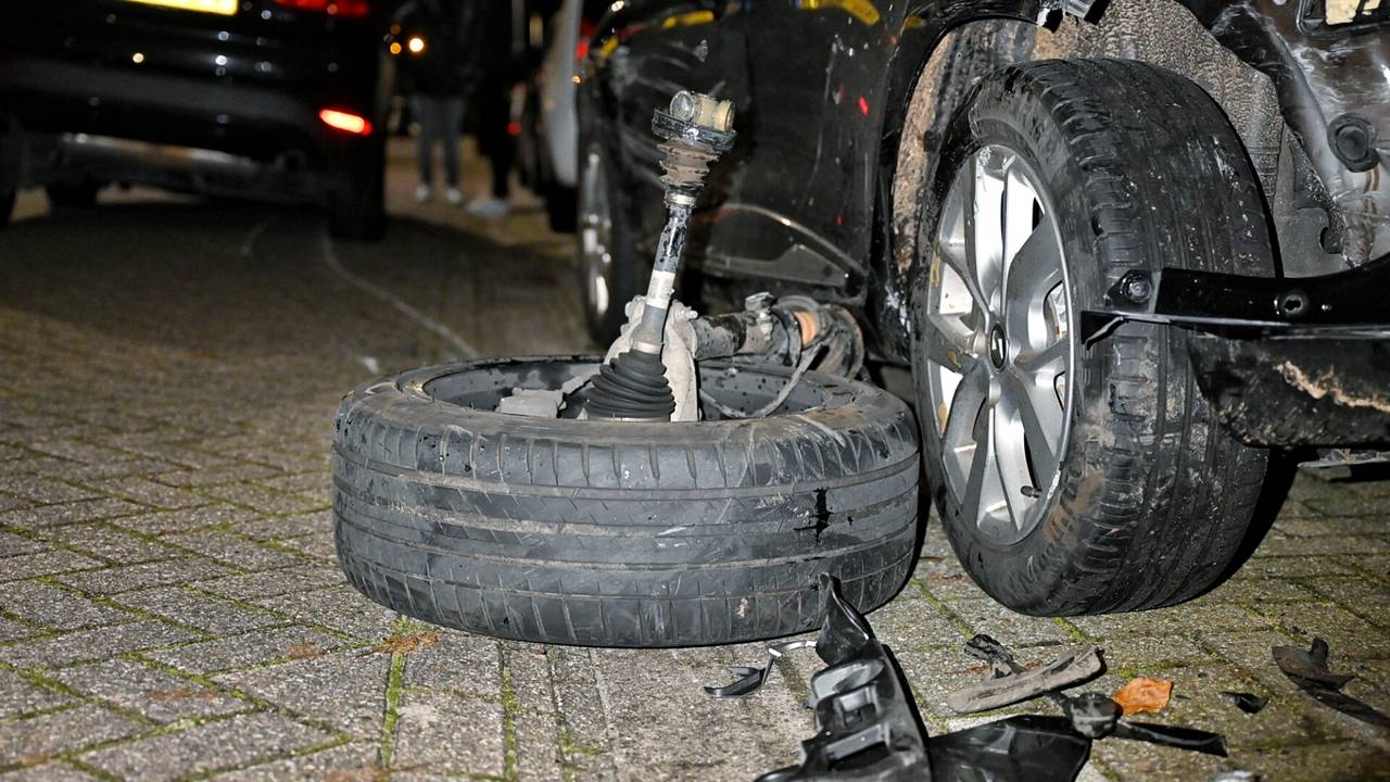 Eén van de wielen van de auto die drie wagens ramde, brak hierbij af (foto: Toby de Kort/SQ Vision).
