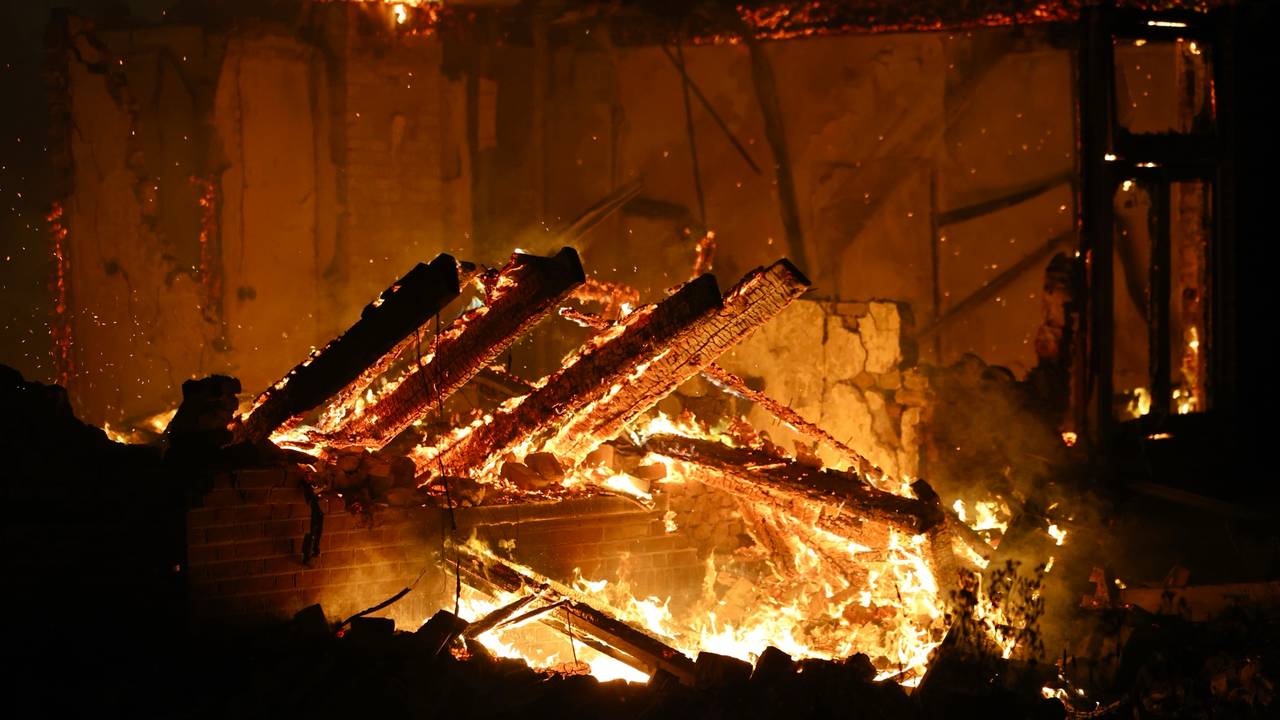  Voor zover bekend was er niemand meer in het dichtgetimmerde huis aan de Corridor in Veghel  aanwezig (foto: Sander van Gils/SQ Vision).