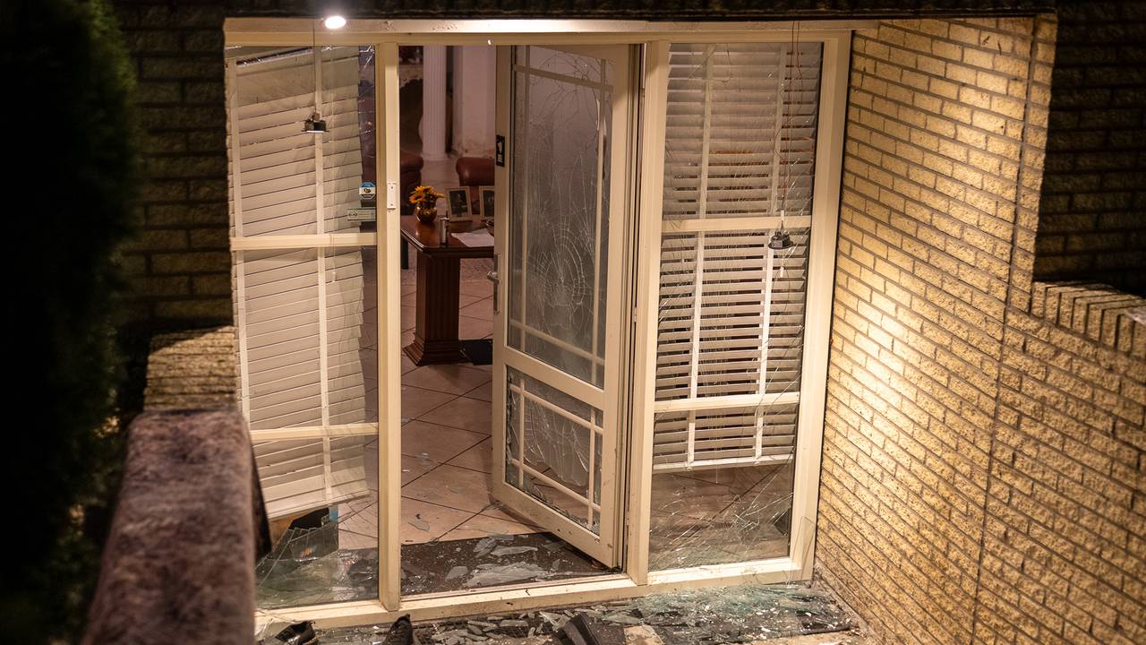 Diverse ruiten van het huis in Den Bosch sneuvelden bij de explosie (foto: Iwan van Dun/SQ Vision).