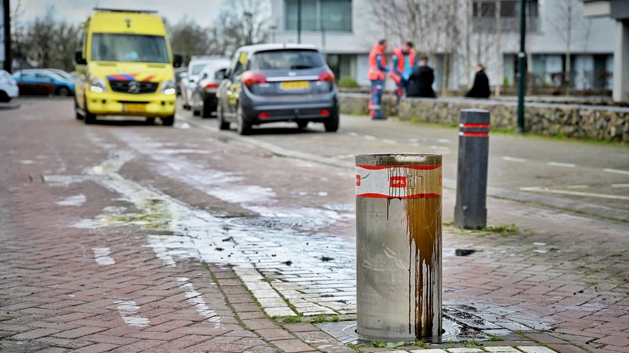 Auto botst tegen omhoog komend paaltje (foto: Toby de Kort/SQ Vision).