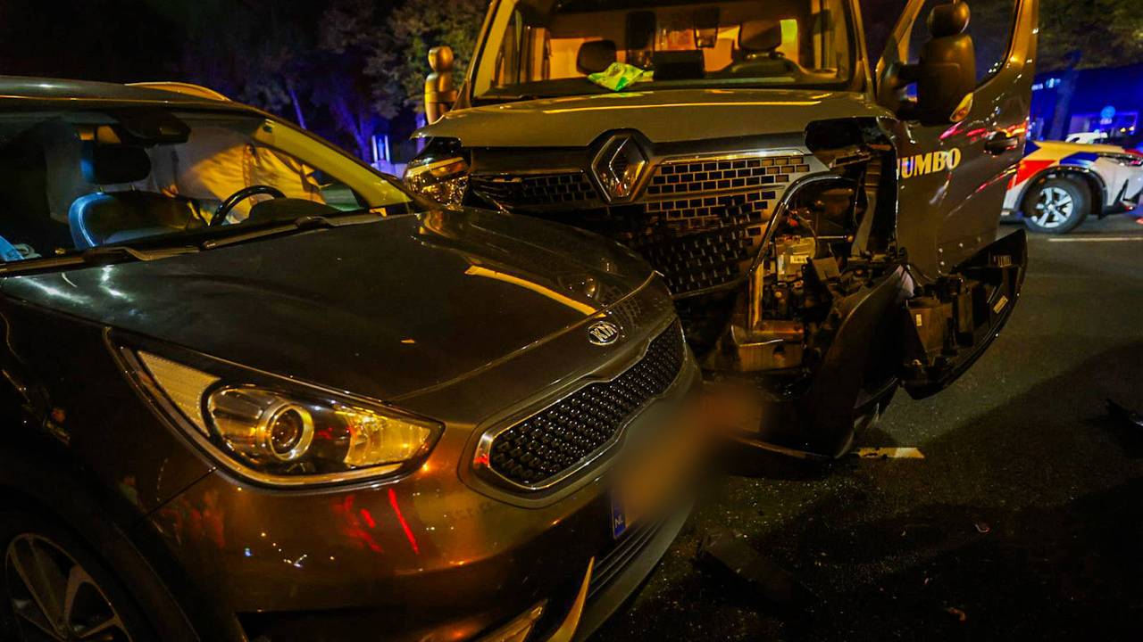 Botsing tussen Jumbo-busje en auto.