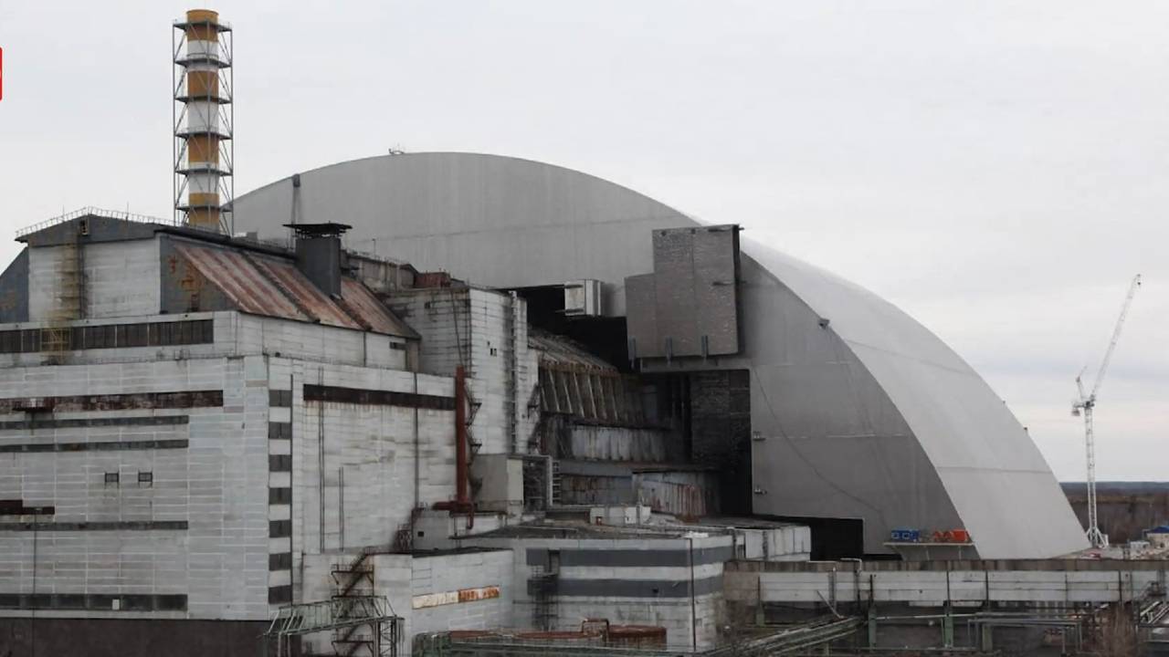 De stalen koepel werd in 2016 door Mammoet over de kernreactor in Tsjernobyl geschoven (beeld: YouTube).