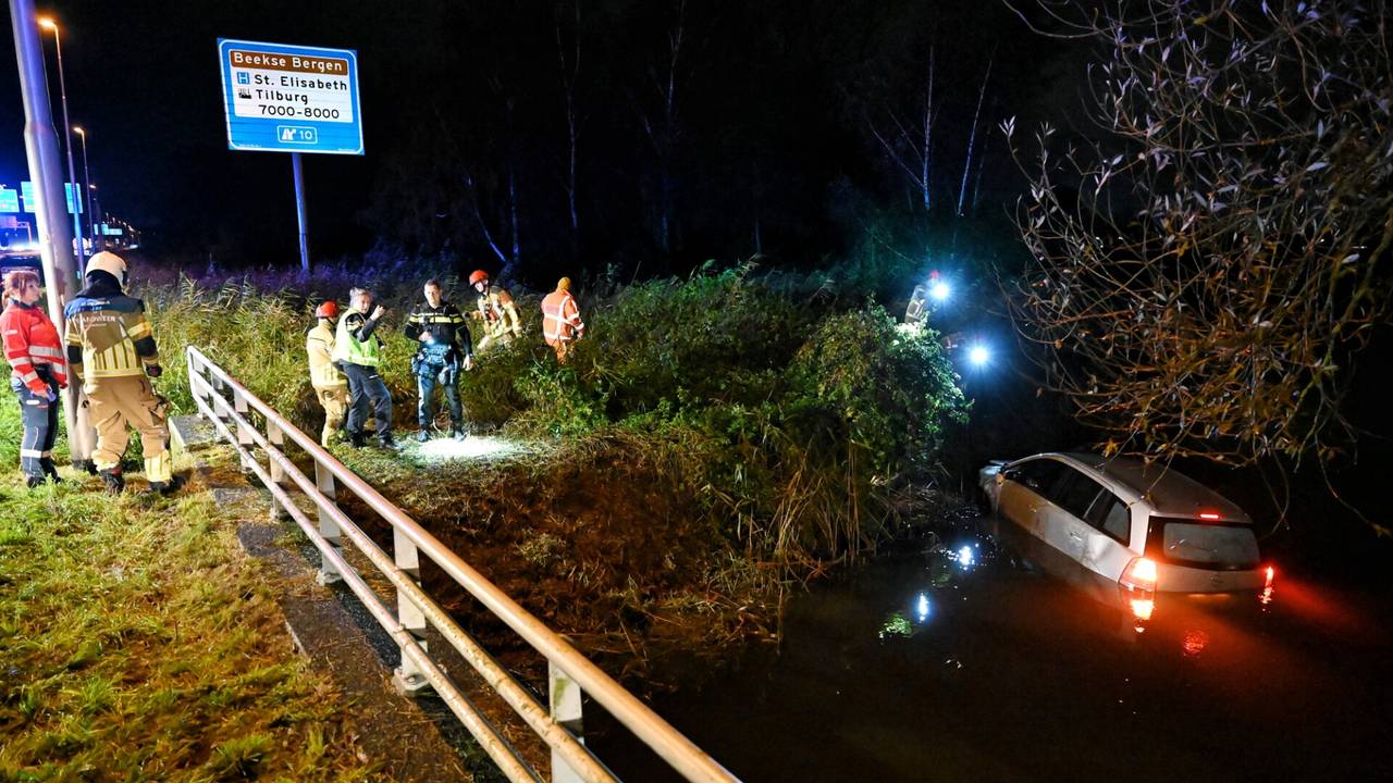 Brandweer en politie bij Berkel-Enschot op zoek naar de inzittende(n) van een auto (foto: Toby de Kort/SQ Vision).