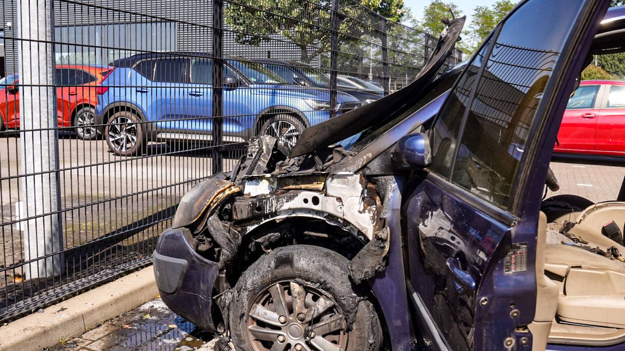 De auto is door de brand total loss geworden (foto: Harrie Grijseels/SQ Vision).