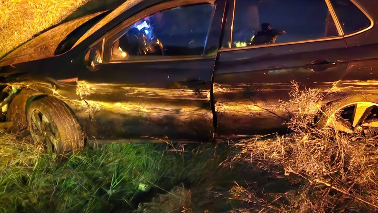 De auto belandde in een sloot naast de A50 bij Nistelrode (foto: X/weginspecteur Robert).