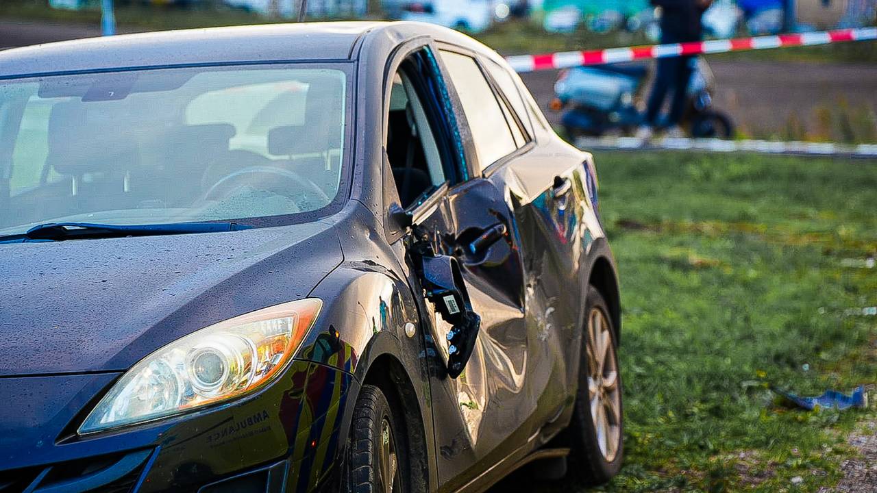 De beschadigde wagen en (op de achtergrond) de bromfiets (foto: Erik Haverhals/Persbureau Heitink).