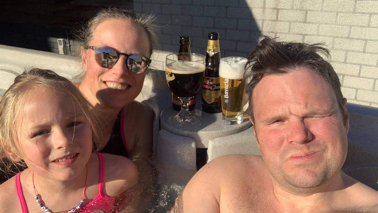 Johan, Suzanne en Melissa genieten nu al van hun zwembad in de tuin in Erp (privéfoto).