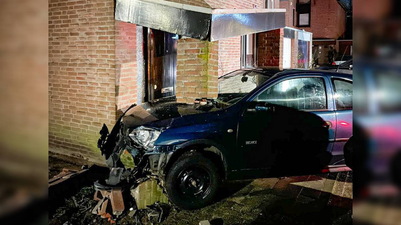 De auto kwam tot stilstand tegen het huis (foto: AS Media).