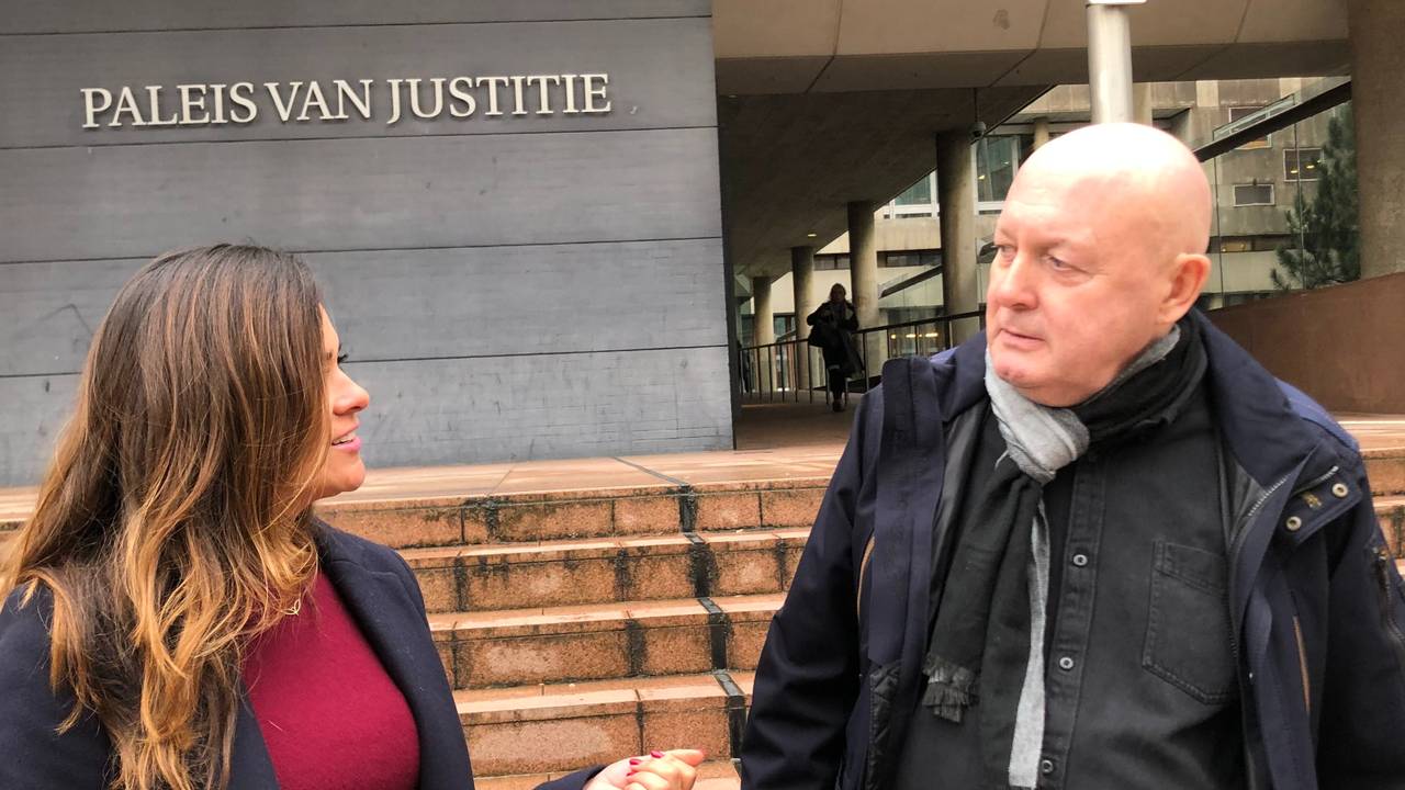 Johan van Laarhoven in november 2025 met een advocaat van hem (foto: Willem-Jan Joachems).