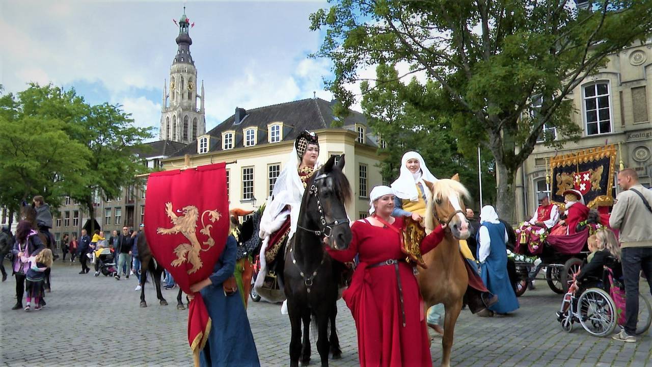 Acteurs spelen de middeleeuwen na in Nassau-stad Breda