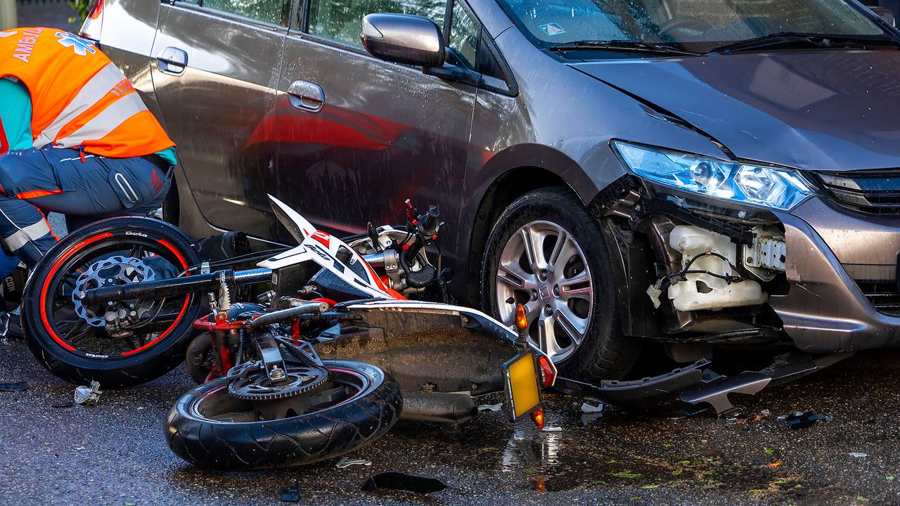 Bromfietser knalt tegen geparkeerde auto (foto: Gabor Heeres/SQ Vision).