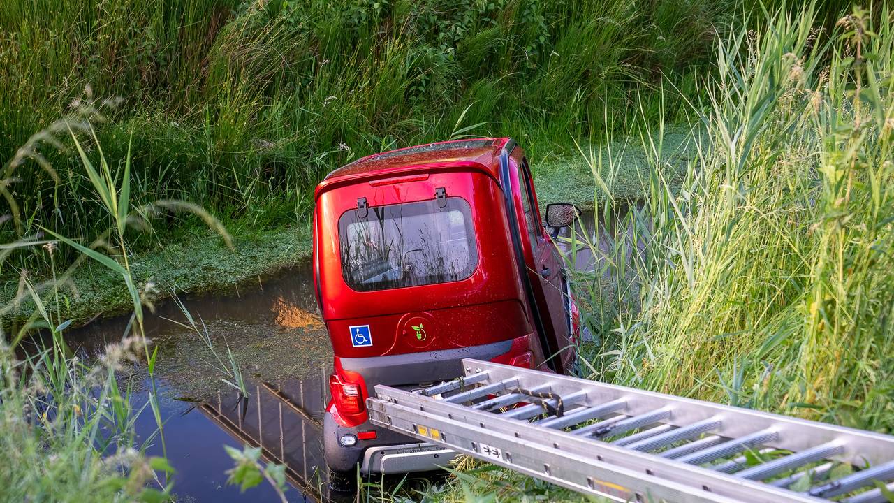 Om de brommobiel uit het water te halen, was een ladder nodig (foto: Iwan van Dun/SQ Vision).