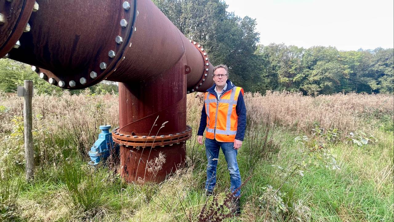 Sjef Wilgers bij de bovengrondse rioolbuis (foto: Raymond Merkx).