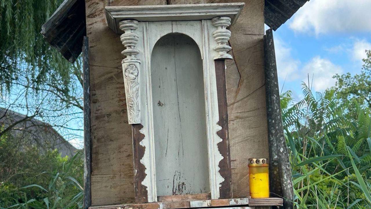 Het mariabeeld is gestolen uit het kapelletje in Aarle-Rixtel (foto: Doris van Vuuren).