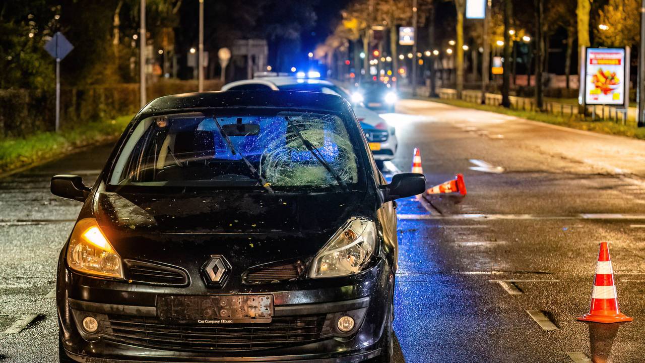 Hoe de aanrijding op de Ringbaan Zuid in Tilburg kon plaatsvinden, wordt onderzocht (foto: Jack Brekelmans/SQ Vision).