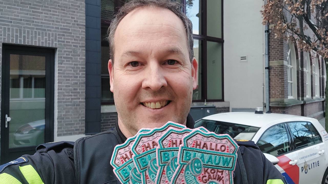 Wijkagent Luc Dirckx toont de politie-emblemen van dit jaar.