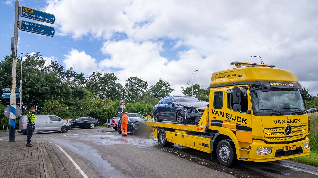 Aanrijding tussen twee auto's bij Heesbeen (foto: Iwan van Dun/SQ Vision).
