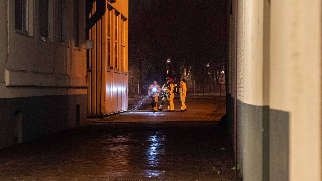 Controle door de brandweer bij het pand (foto: Harrie Grijseels / SQ Vision).