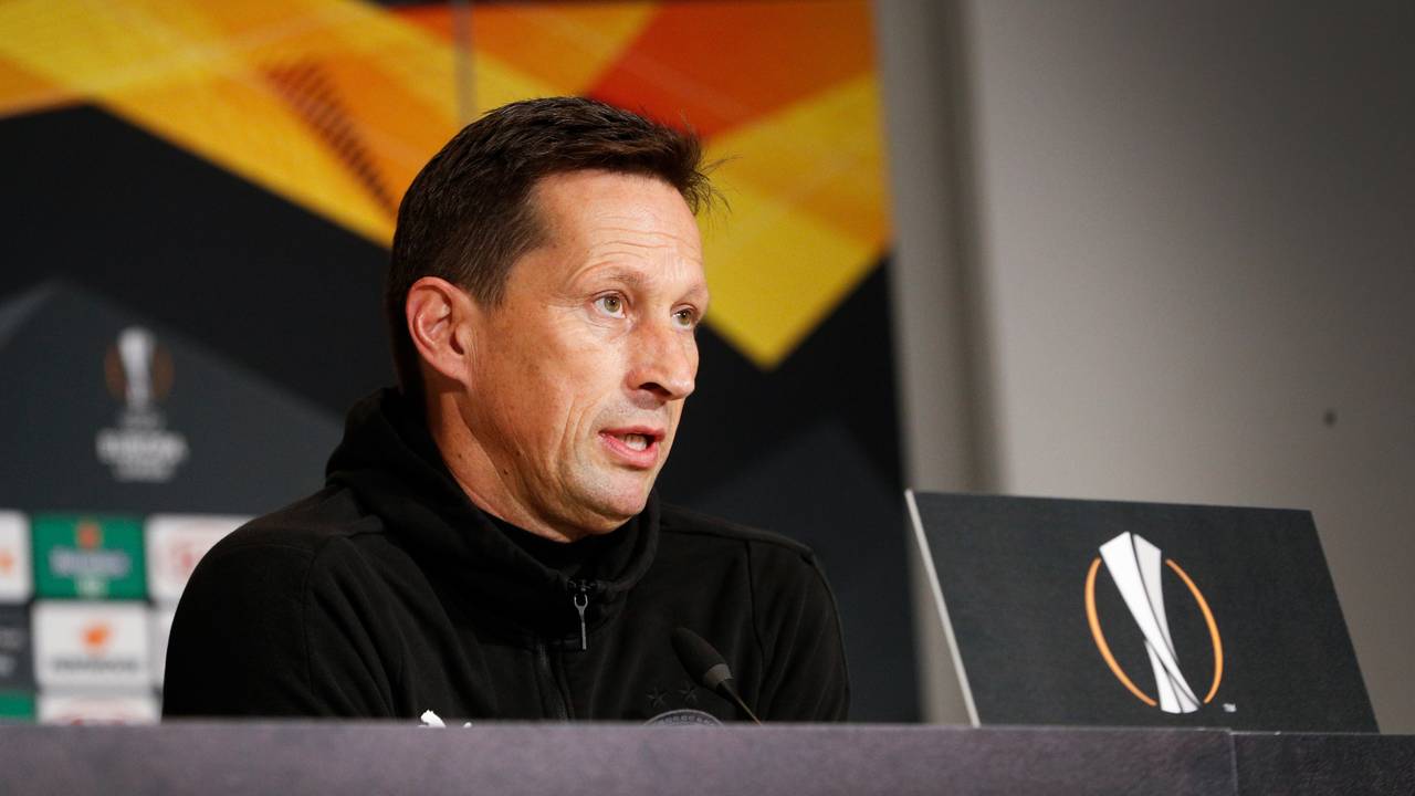 Roger Schmidt tijdens het perspraatje (foto: ANP).