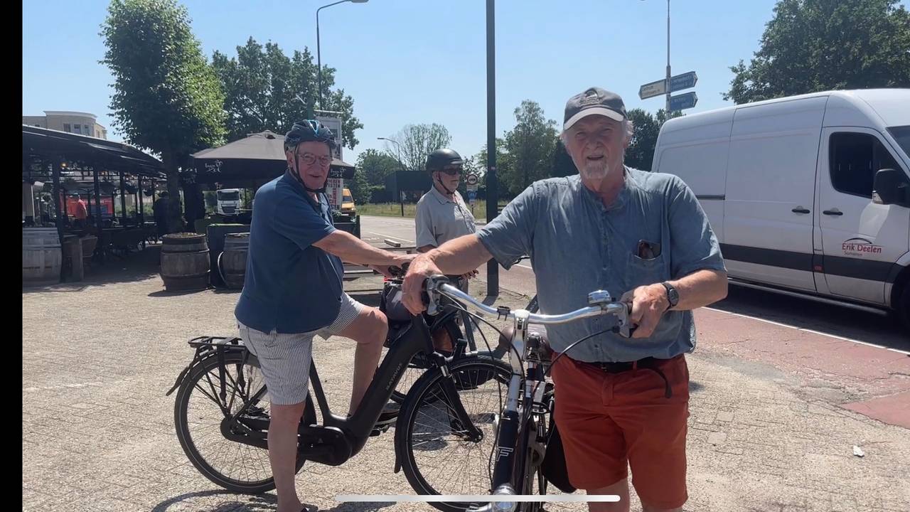 Hitte of niet: deze mannen fietsen gewoon hun tweewekelijkse rondje (foto: Floortje Steigenga).