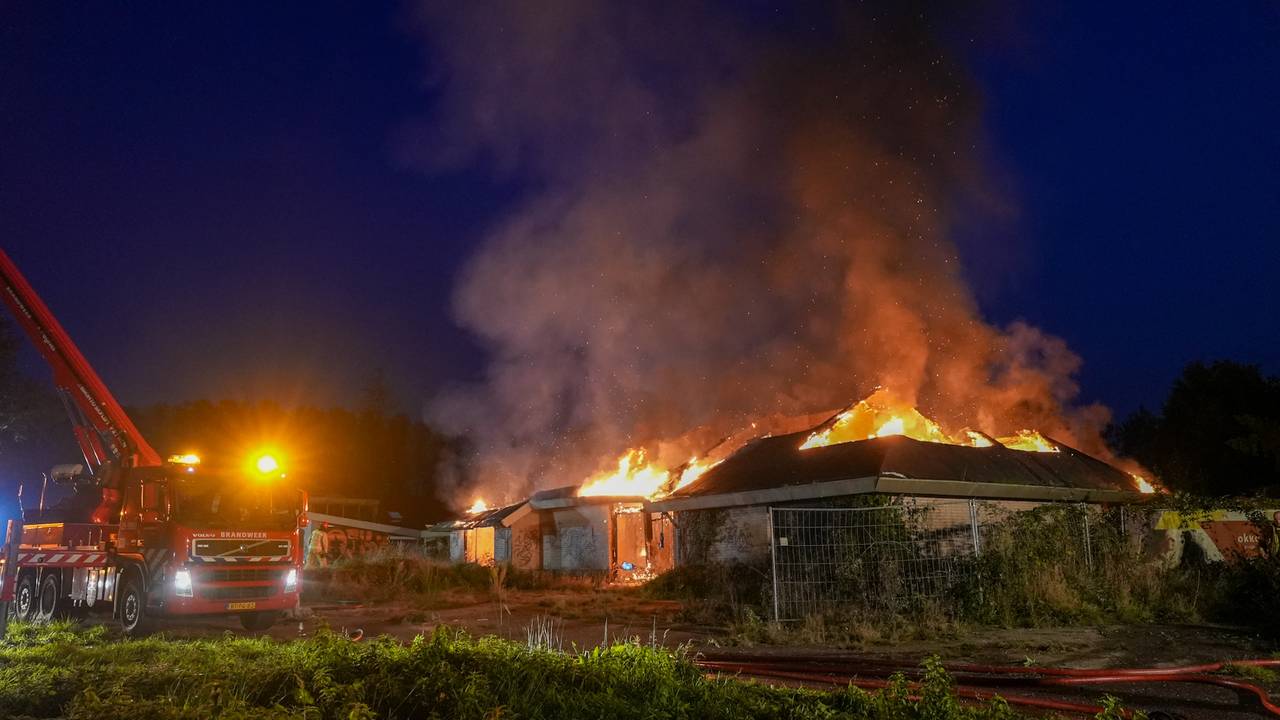De brand woedde op verschillende plekken (foto: Gabor Heeres/SQ Vision).