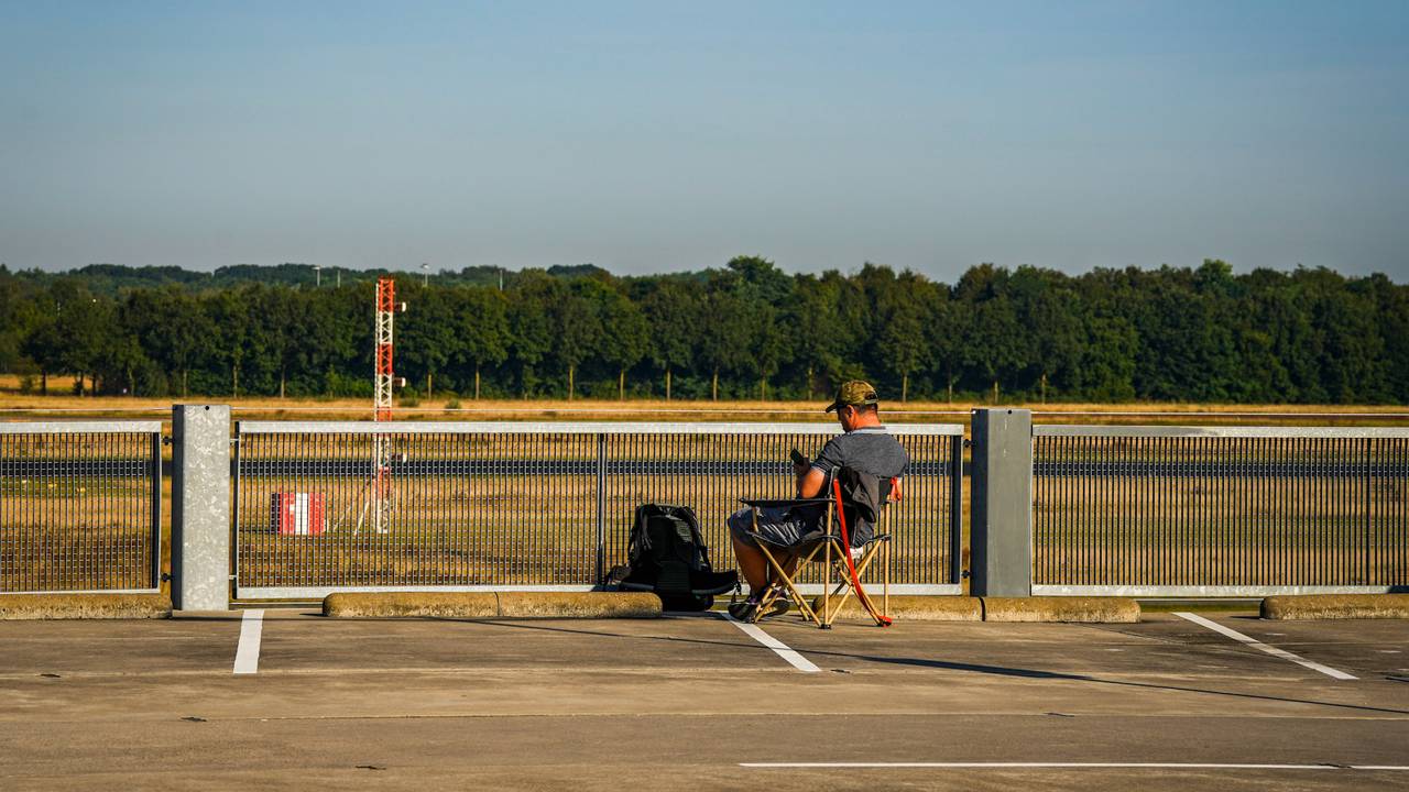 Vliegtuigspotter Devid Ryckewaert wacht op defensietoestellen (foto: SQ Vision/Sem van Rijssel).
