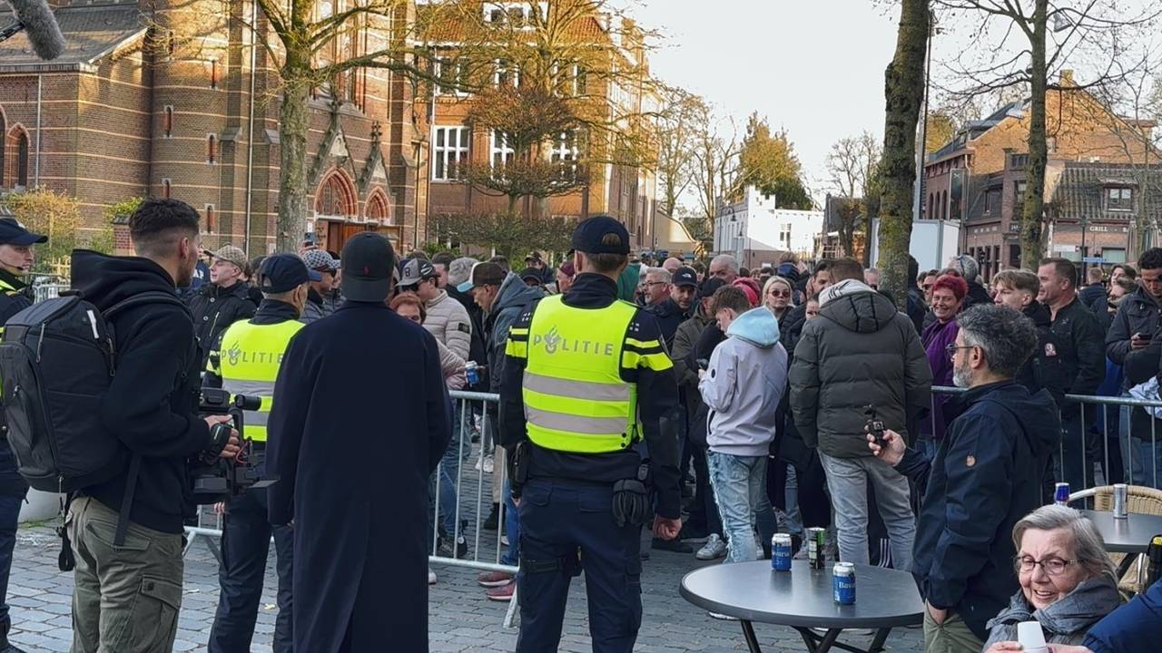 Aanhoudingen bij onrustig azc-protest (foto: Jan Peels).