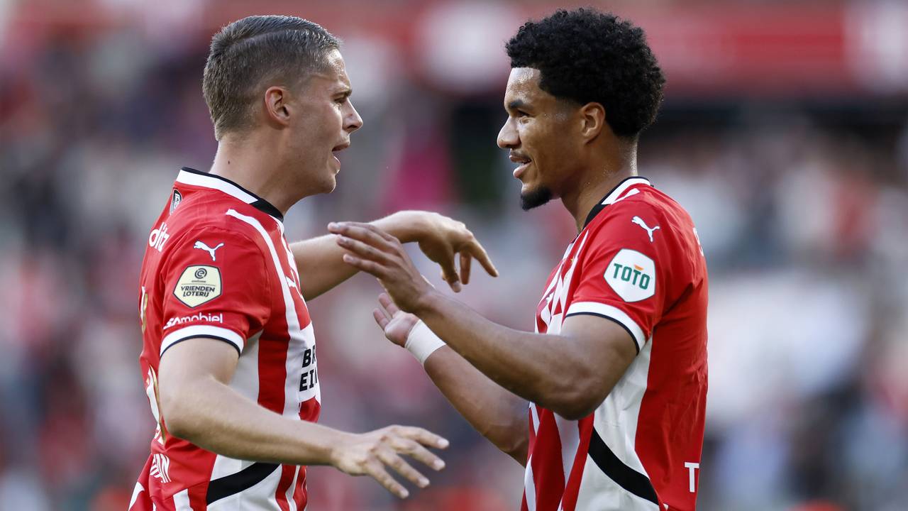 Joey Veerman viert samen met Malik Tillman de 1-0 van PSV tegen Heracles (foto: Koen van Weel/ANP).