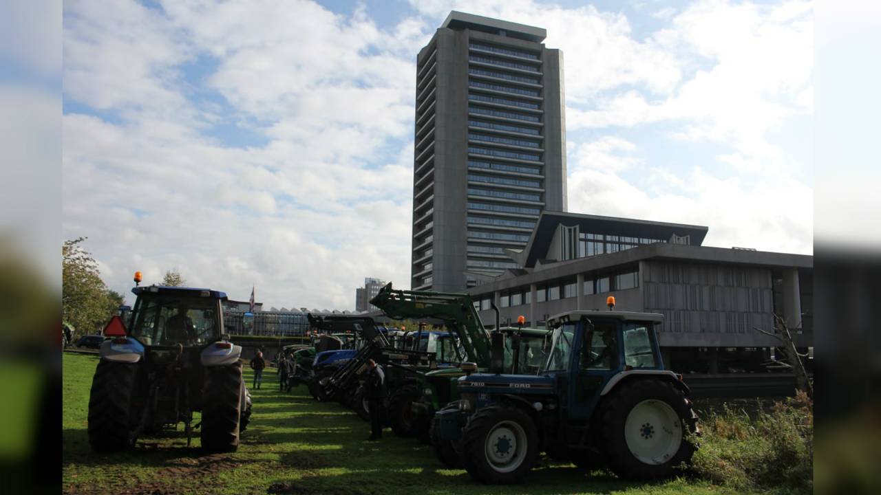 Boeren bij het provinciehuis. (Foto: Dirk Verhoeven)