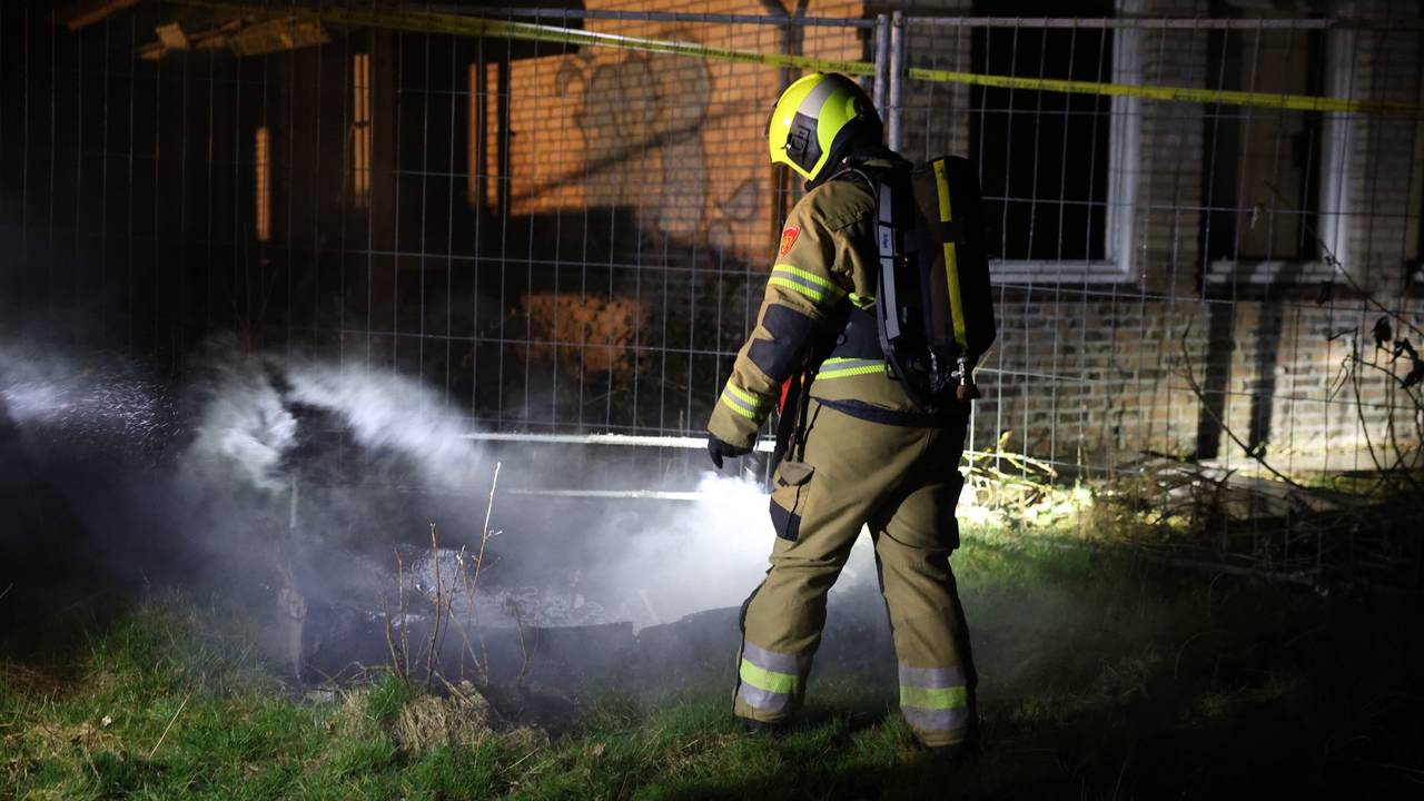 De brandweer bluste het bed in Sint-Oedenrode *(foto: Sander van Gils/SQ Vision).