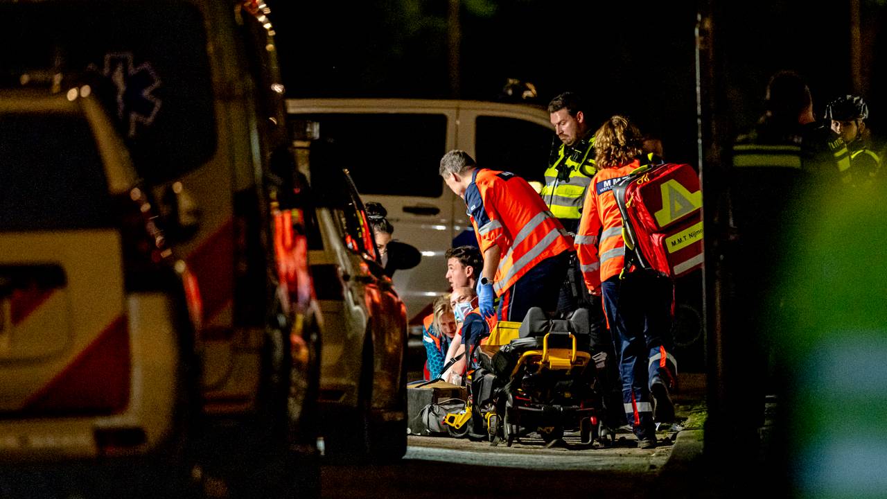 Hulpverleners in actie op de Zuid-Oosterstraat in Tilburg (foto: Marcel van Dorst/Eye4Images).