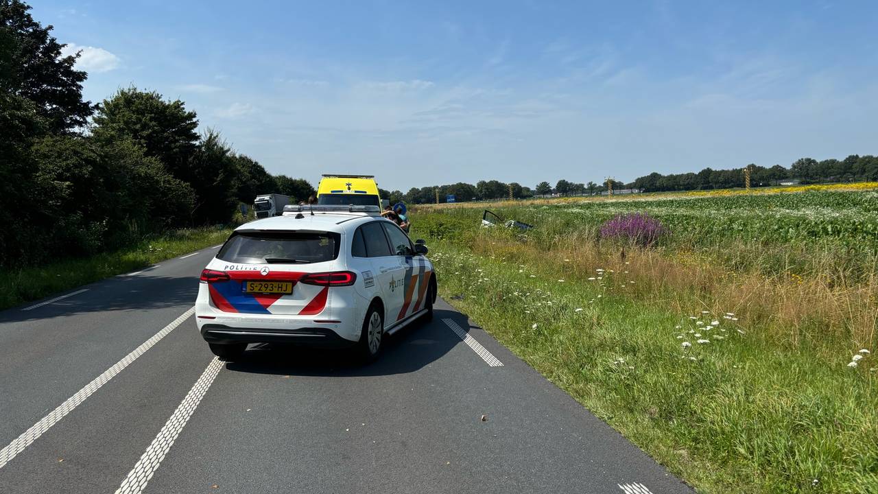 Hoe het ongeluk op de rondweg bij Volkel kon gebeuren, wordt onderzocht (foto: Marco van den Broek/SQ Vision).