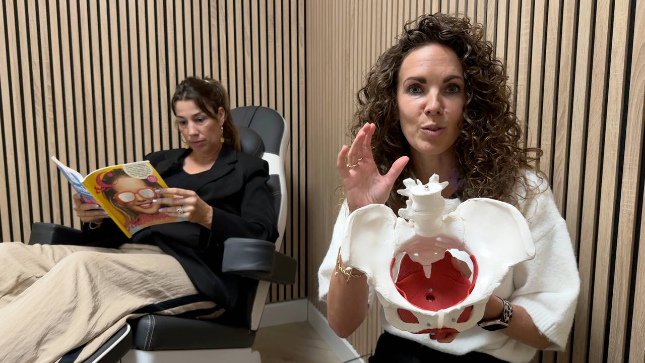 Nathalie Gerrits-Saanen legt de werking van het bekkenbodem uit (foto: Ronald Sträter).