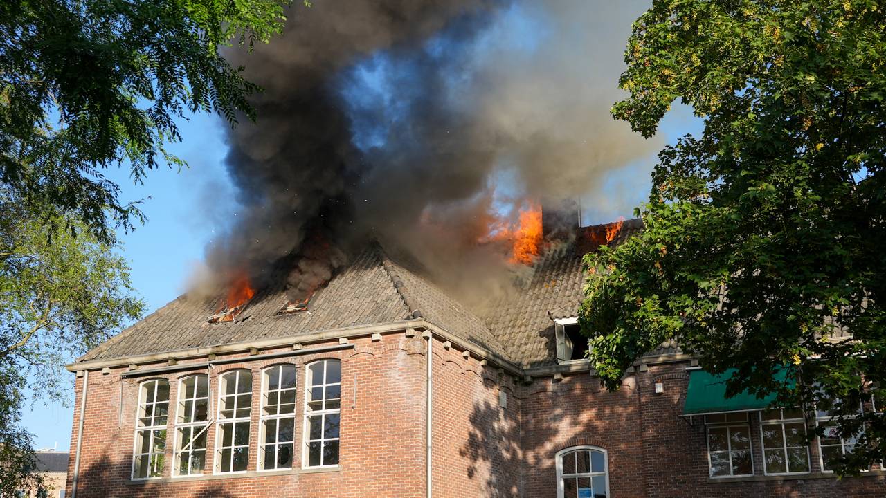 Rond zeven uur zondagochtend werd de brand in het oude schoolgebouw gemeld bij de hulpdiensten (foto: Gabor Heeres/SQ Vision).