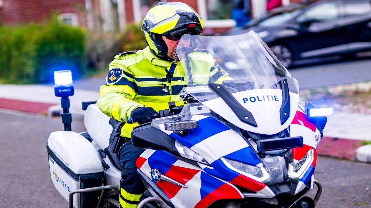 Motoragent Vangt Na Achtervolging Scooterrijder (18) Die Op Hem Inreed ...