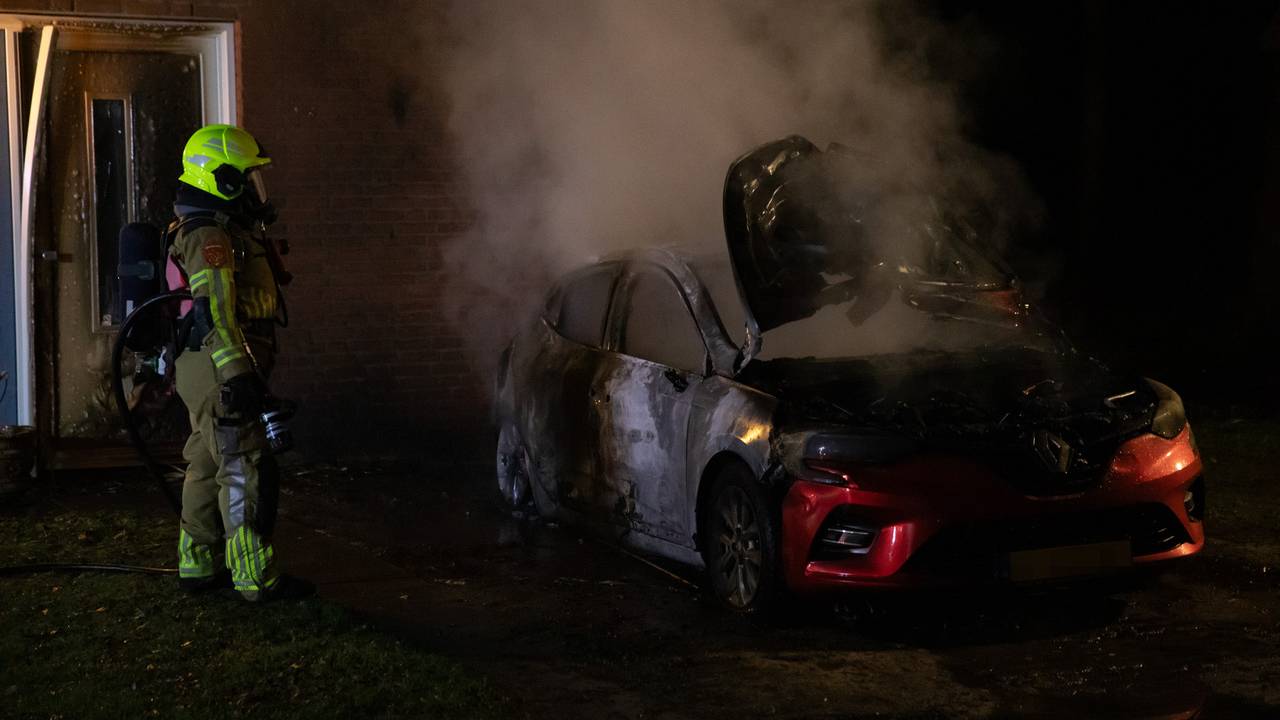 Van de auto op villapark Panjevaart in Hoeven bleef weinig over, ook een huis liep schade op (foto: Christian Traets/SQ Vision).