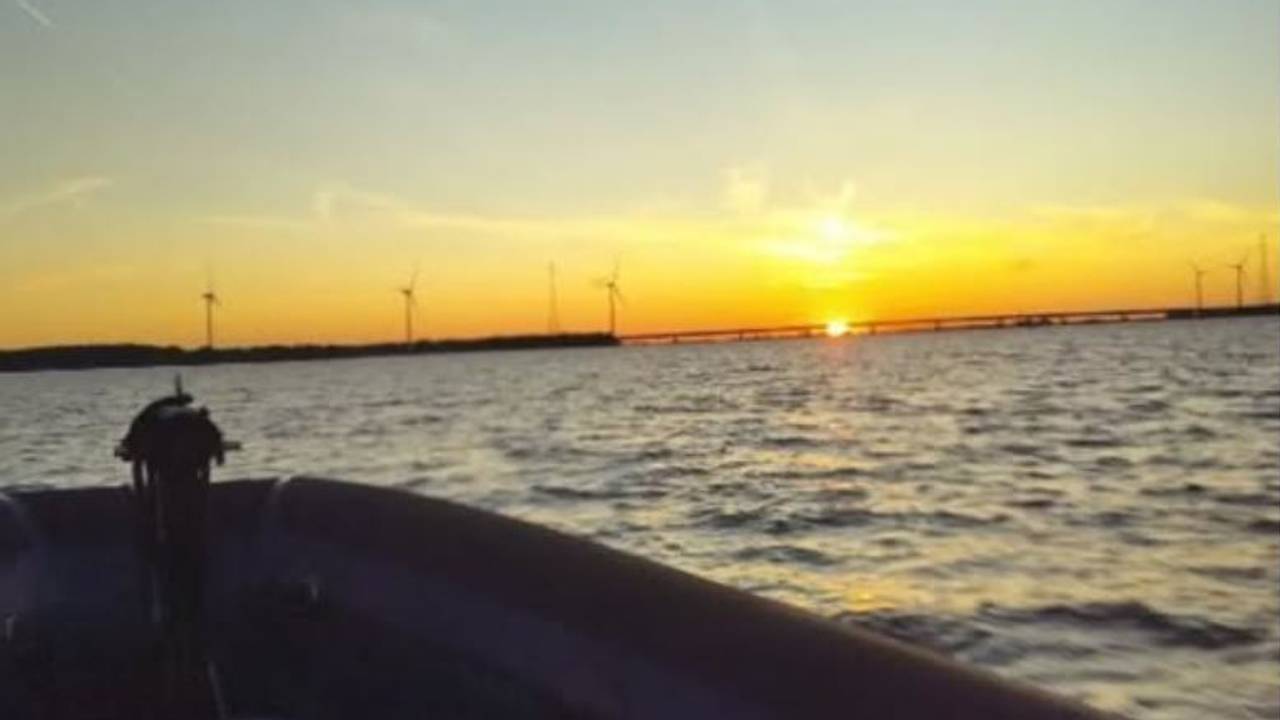 Relatie valt in het water: vrouw springt overboord na onenigheid