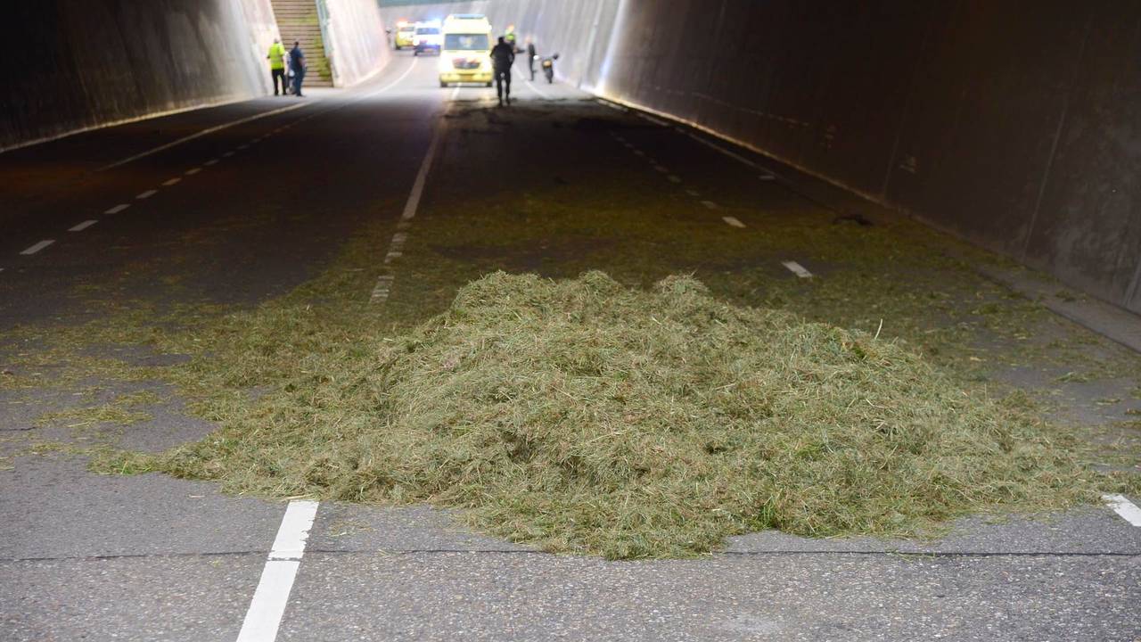Berg hooi op de weg, motorrijder maakt flinke smak - Vimarsana News