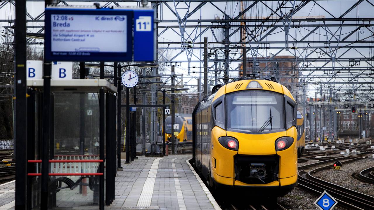 Er rijden door de staking tot 08:00u geen treinen in het hele land. (Foto: ANP / Ramon van Flymen.)