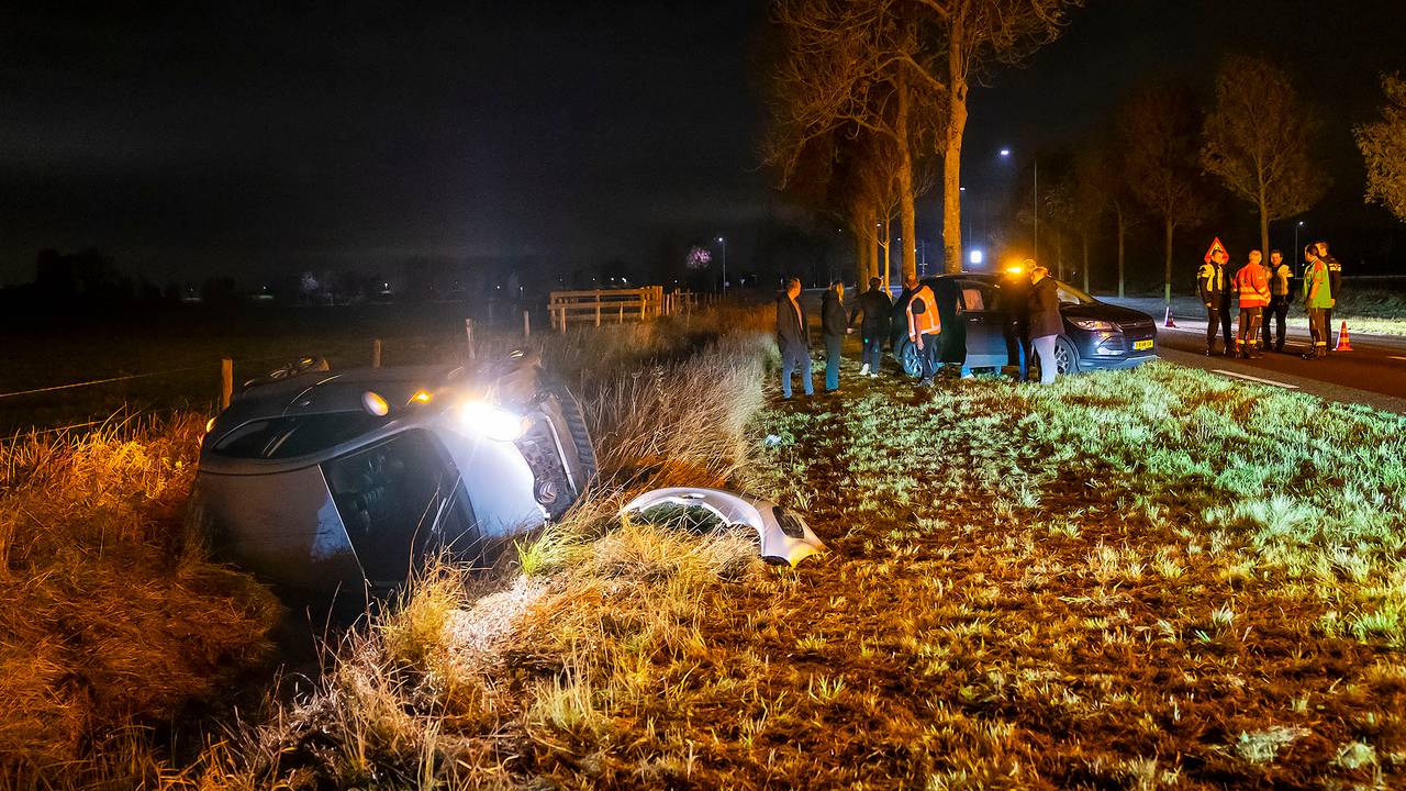 Het ongeluk bij Macharen gebeurde rond kwart voor twaalf zaterdagavond (foto: Gabor Heeres/SQ Vision).