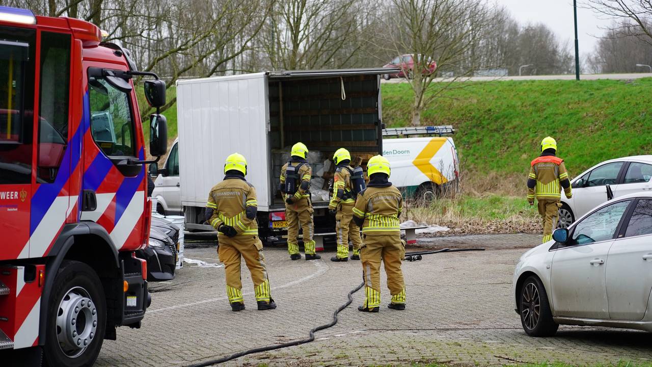 Een bakwagen vatte rond vlam aan de Oosterhoutseweg in Raamsdonksveer (foto: Jeroen Stuve/SQ Vision).